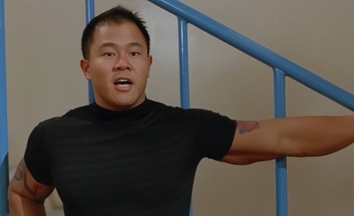 凭借"高产",陈治良渐渐在香港演艺圈打开了知名度,并且站稳了脚跟.