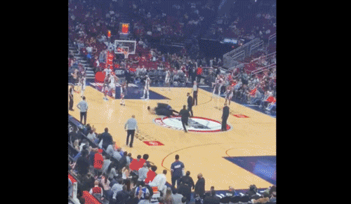 NBA球員上身（NBA奇葩一幕！變態啊！裸奔入場）