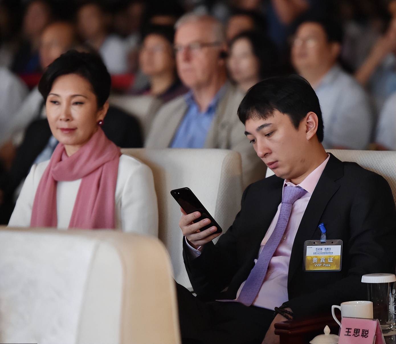 王思聪被采访为什么不上班,意外曝出和宝妈约会,孩子亲爹引争议