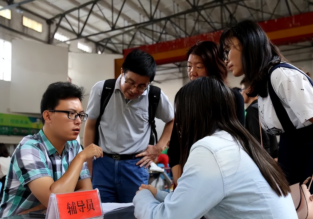 大学辅导员的工资走红，金额是亮点，难怪大学老师竞争大？