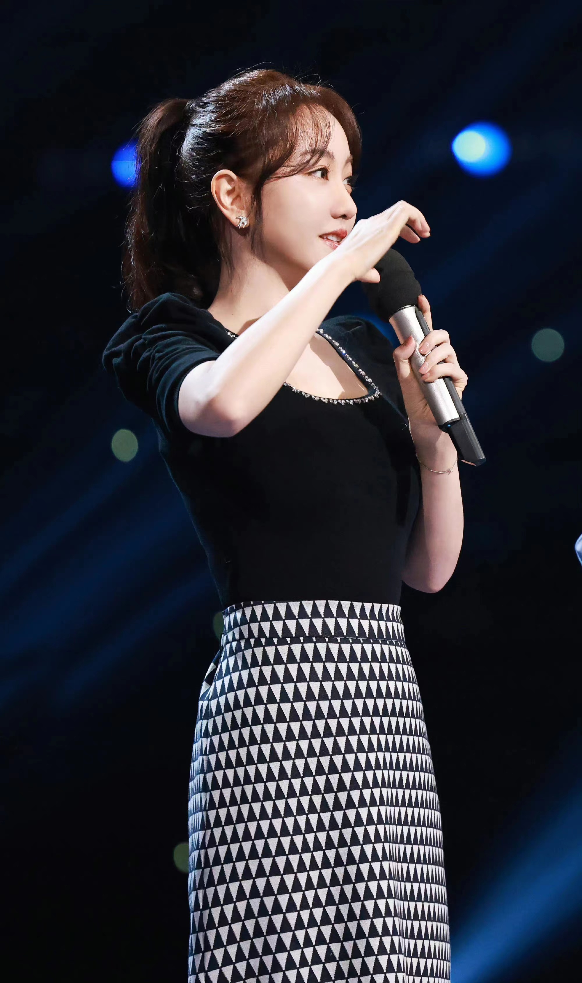 41岁杨蓉真年轻,泡泡袖上衣配半裙登台表演,扎高马尾气质减龄