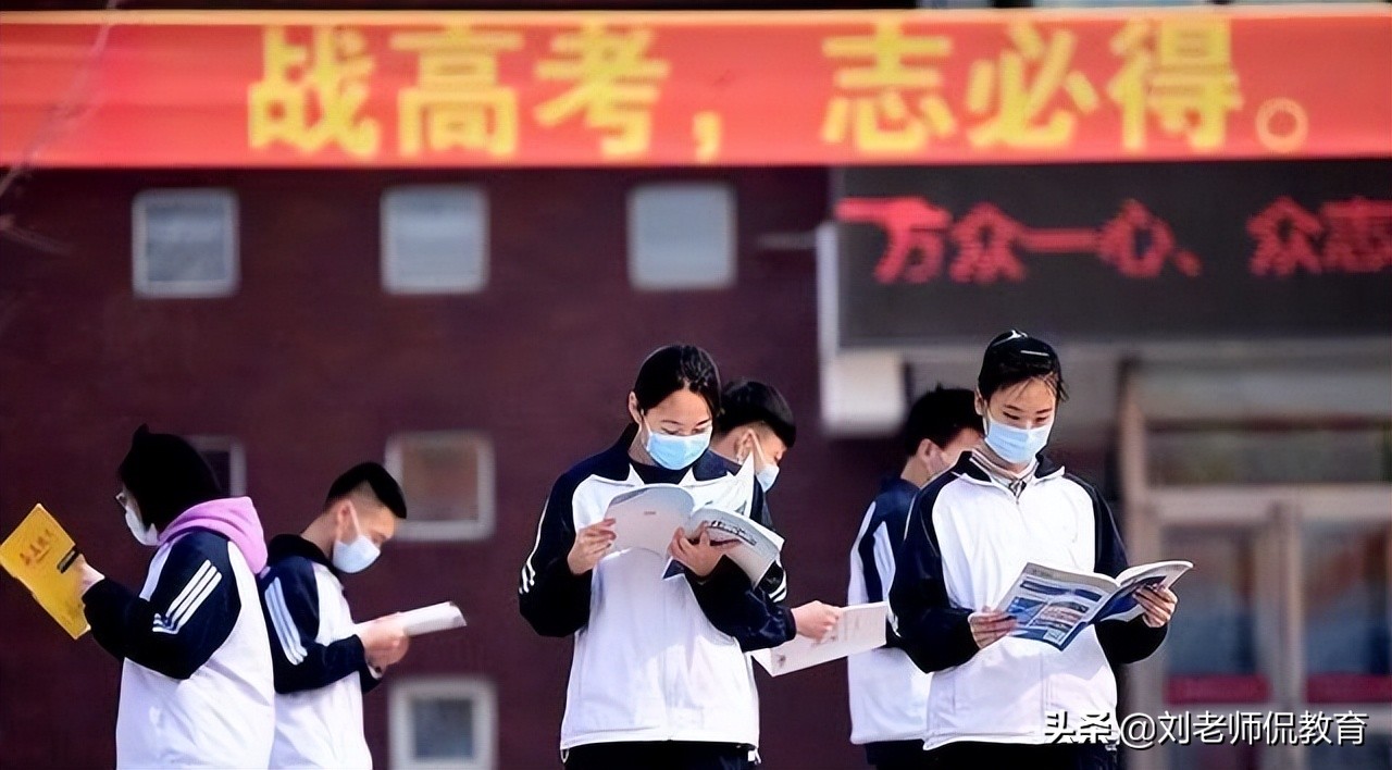 上海市高考延期举行，5万多名考生参加高考，你的暑假少了一个月