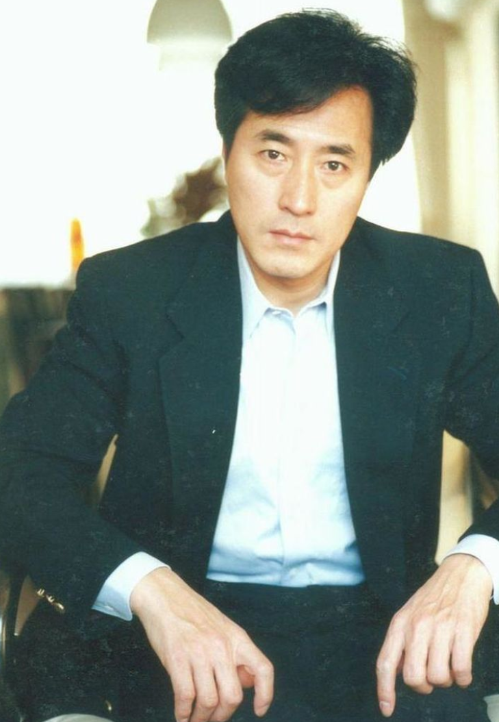 老戏骨杨立新:热心善良,帮助徐帆实现梦想,演员儿子是他的骄傲