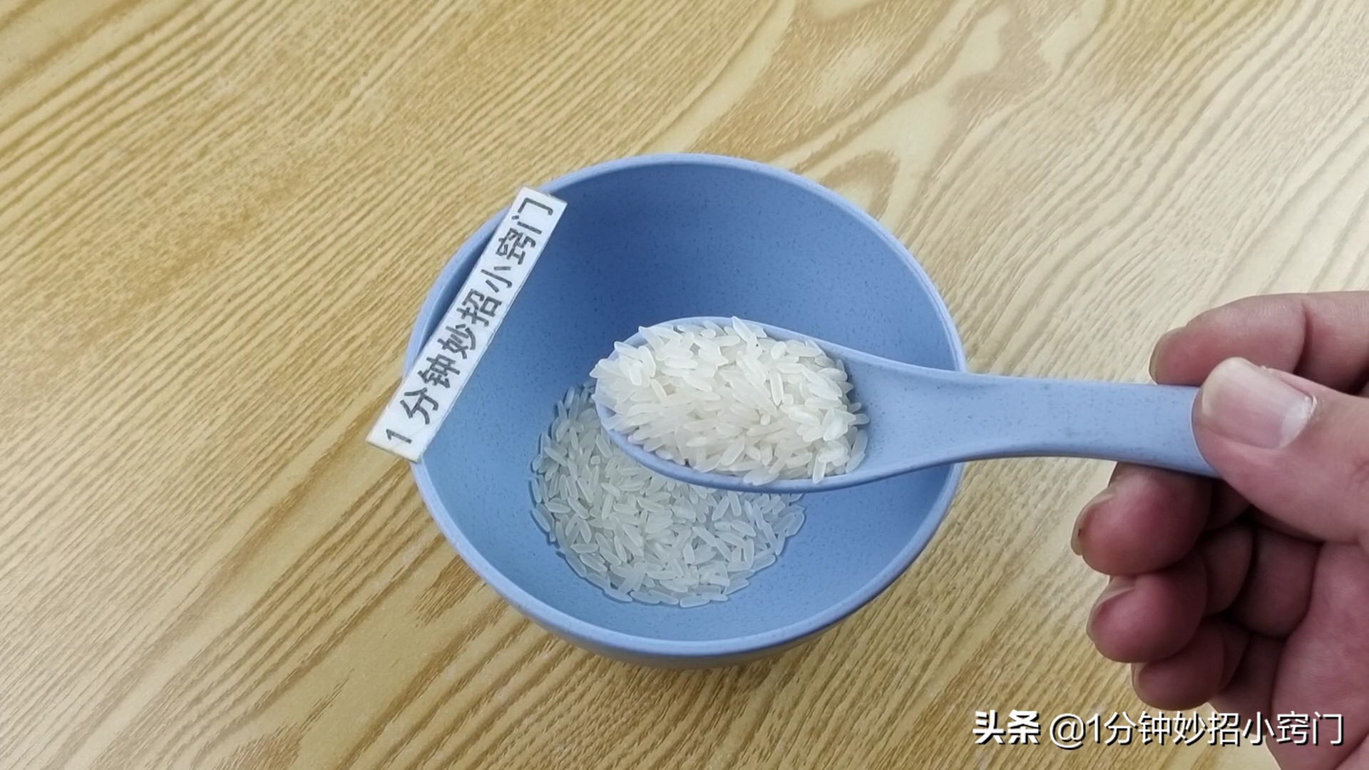 老鼠爱吃什么食物(家里老鼠太多别着急，只需两勺大米，老鼠来一只灭一只，简单实用)