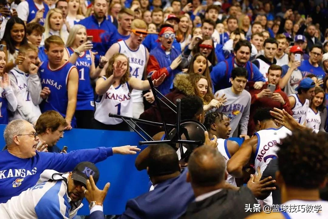 朱万霍华德(NCAA比赛爆发大规模冲突！前NBA球星朱万-霍华德拒绝与对手握手)