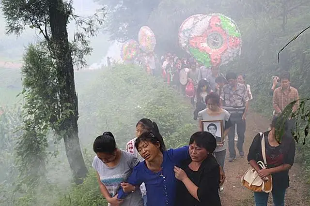 2014年，徐传红勇救母子3人牺牲，政府补偿66万，葬礼上千人送行