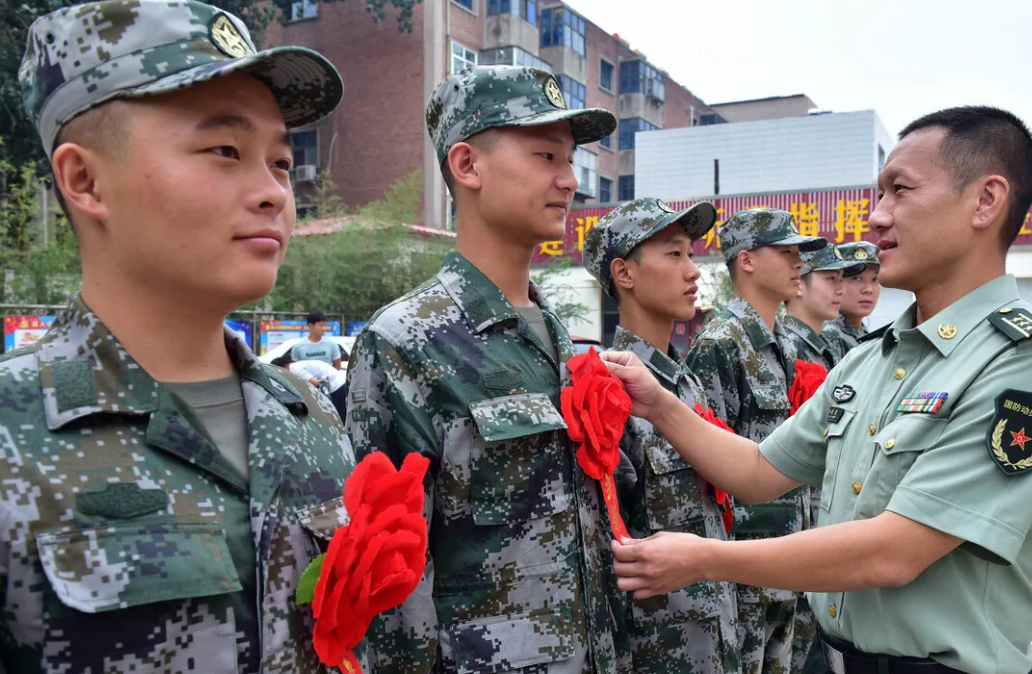 大学期间准备参军，两年后退伍能有多少补助？大概到手“这个数”