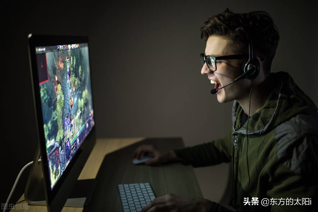 帅哥在黑夜的暗房里玩攻略或网络游戏handsome man play strategy or