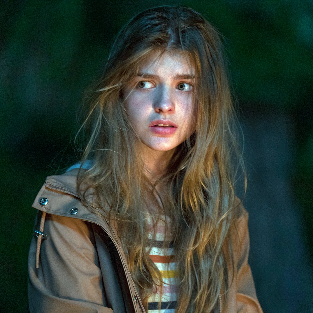 《壮志凌云》17岁女儿精致五官超抢镜，首映会上与阿汤哥亲密合影