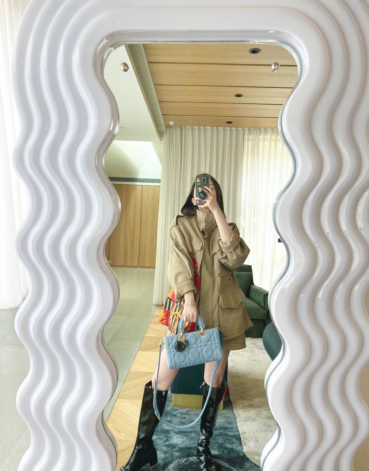 159cm的王子文太会穿，长靴比半个腿都高，但超有时尚感