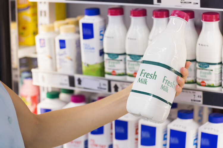 牛奶中全是防腐剂，不仅有毒还致癌？3种“假牛奶”才真的要少喝