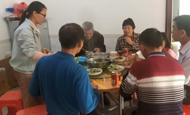 2009年，山东21岁女孩翻墙私奔摔成瘫痪，小伙不离不弃照顾14年