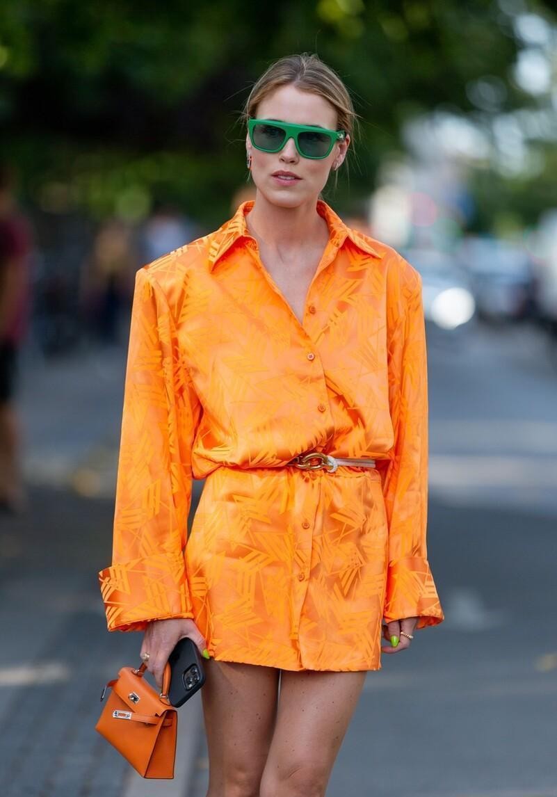 look1:裙子裙子的材质和版型是可以分有很多种的,橘色系的裙子会显得