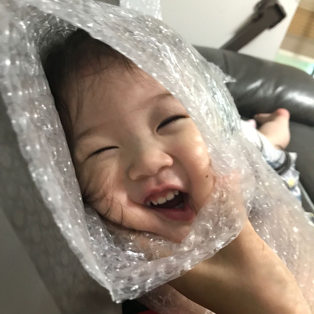 火遍全网的表情包小女孩!凭可爱萌翻所有人:骗我生女儿