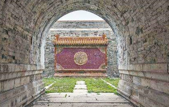 1995年，四川一山丘常年寒气逼人，考古队赶来查探