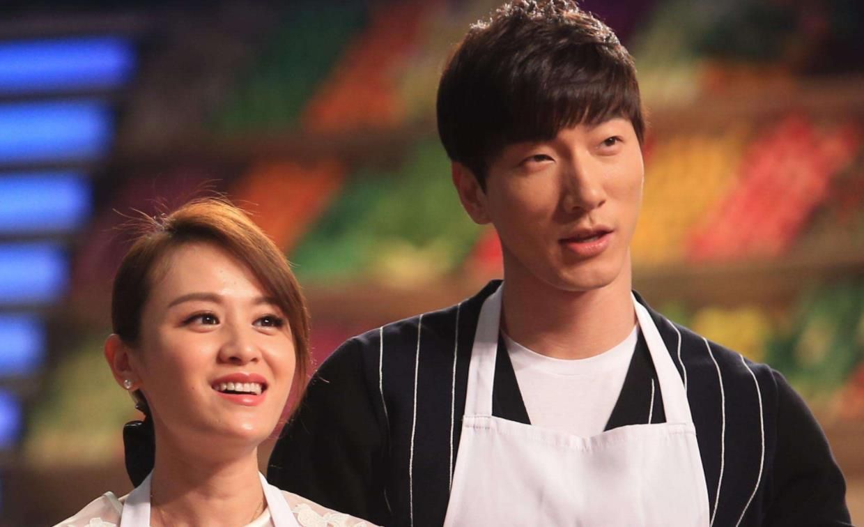 谁曾想直到2019年,张亮在社交平台公开表示自己已跟妻子离婚.