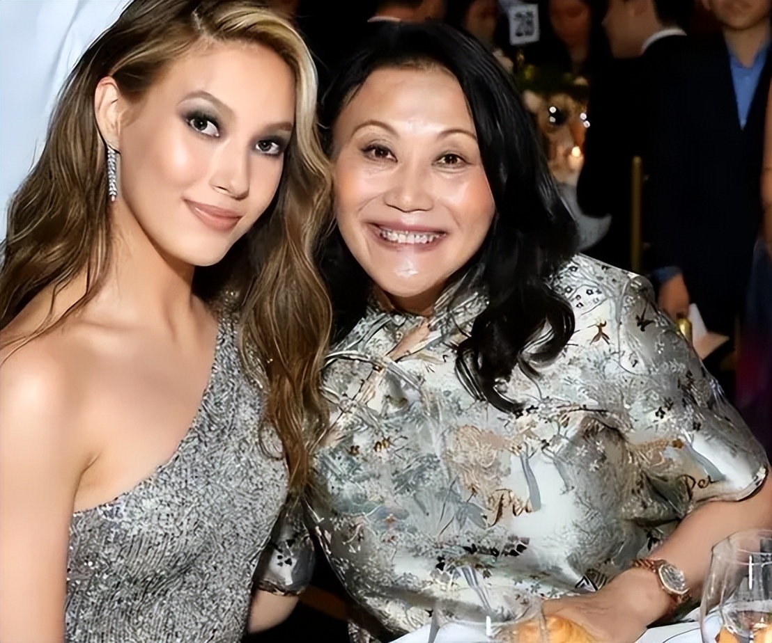 谷爱凌晒出全家福，母亲谷燕年轻时的照片流出，气质上不输女儿