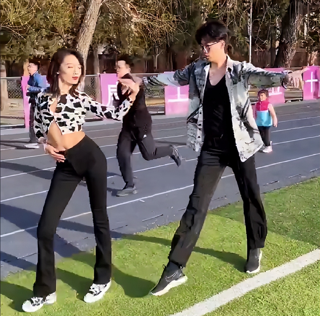 网红在清华校园“热舞”，身段优美却遭到冷场，名校就是不一样