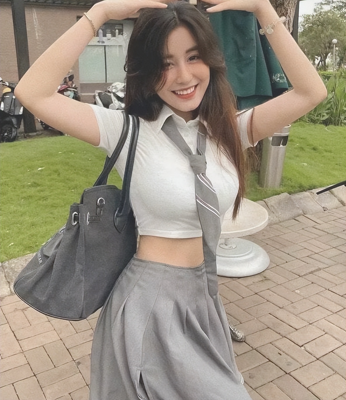 高中女孩被称为"纯欲系校花"!普通校服穿出高级感,令学生羡慕