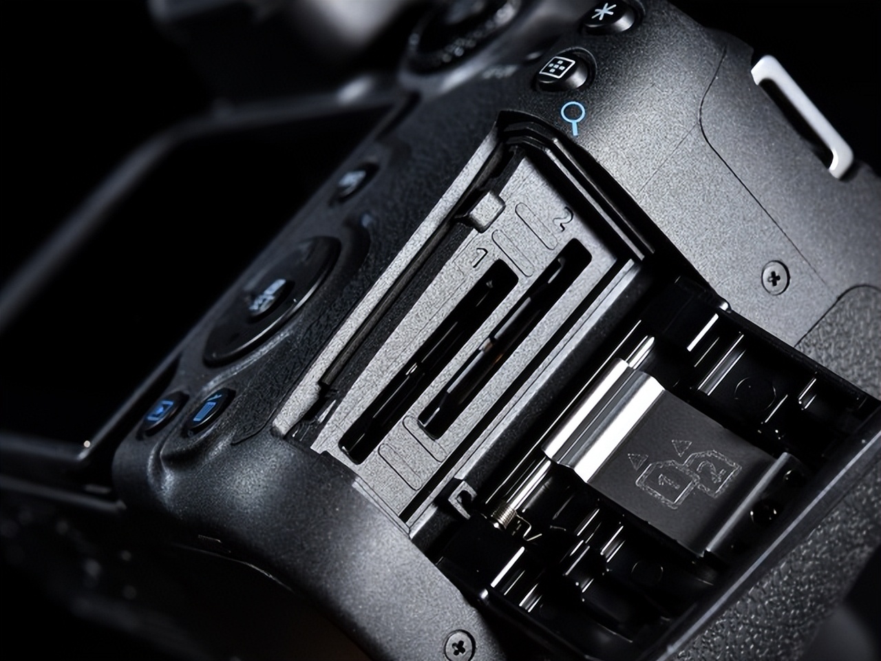 佳能EOS R7评测：全能的便携微单相机