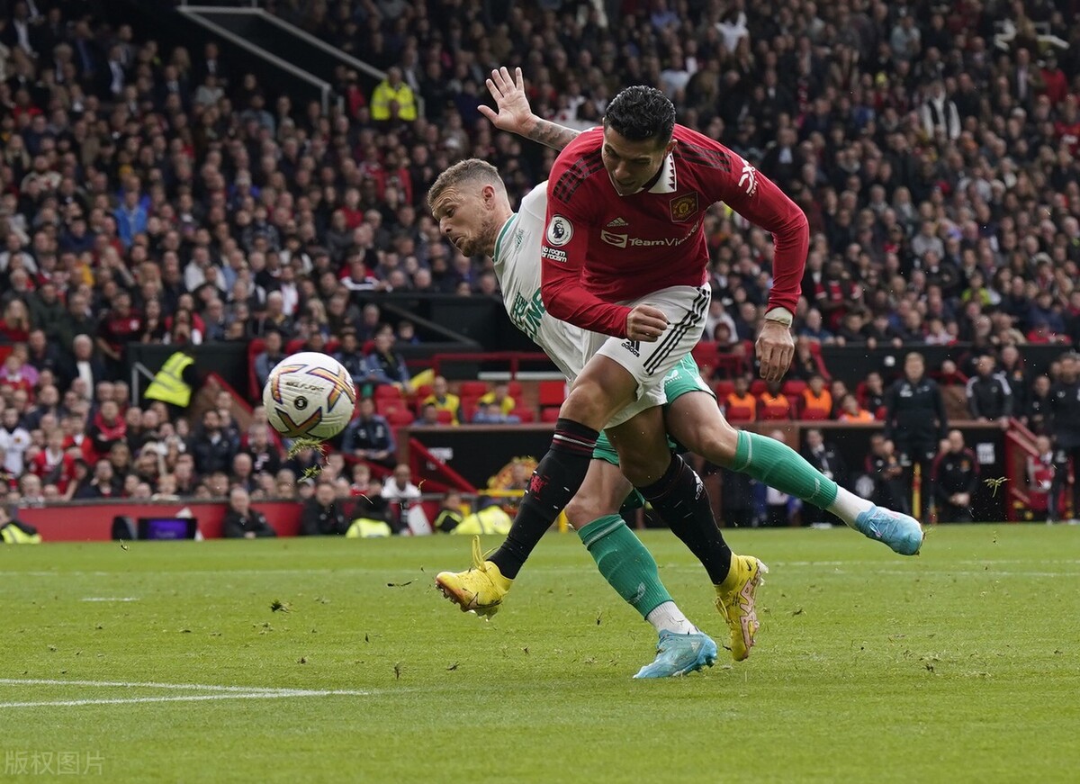 才是纽卡斯尔联(英超-c罗首发进球被吹 横梁 立柱两度救险 曼联主场0