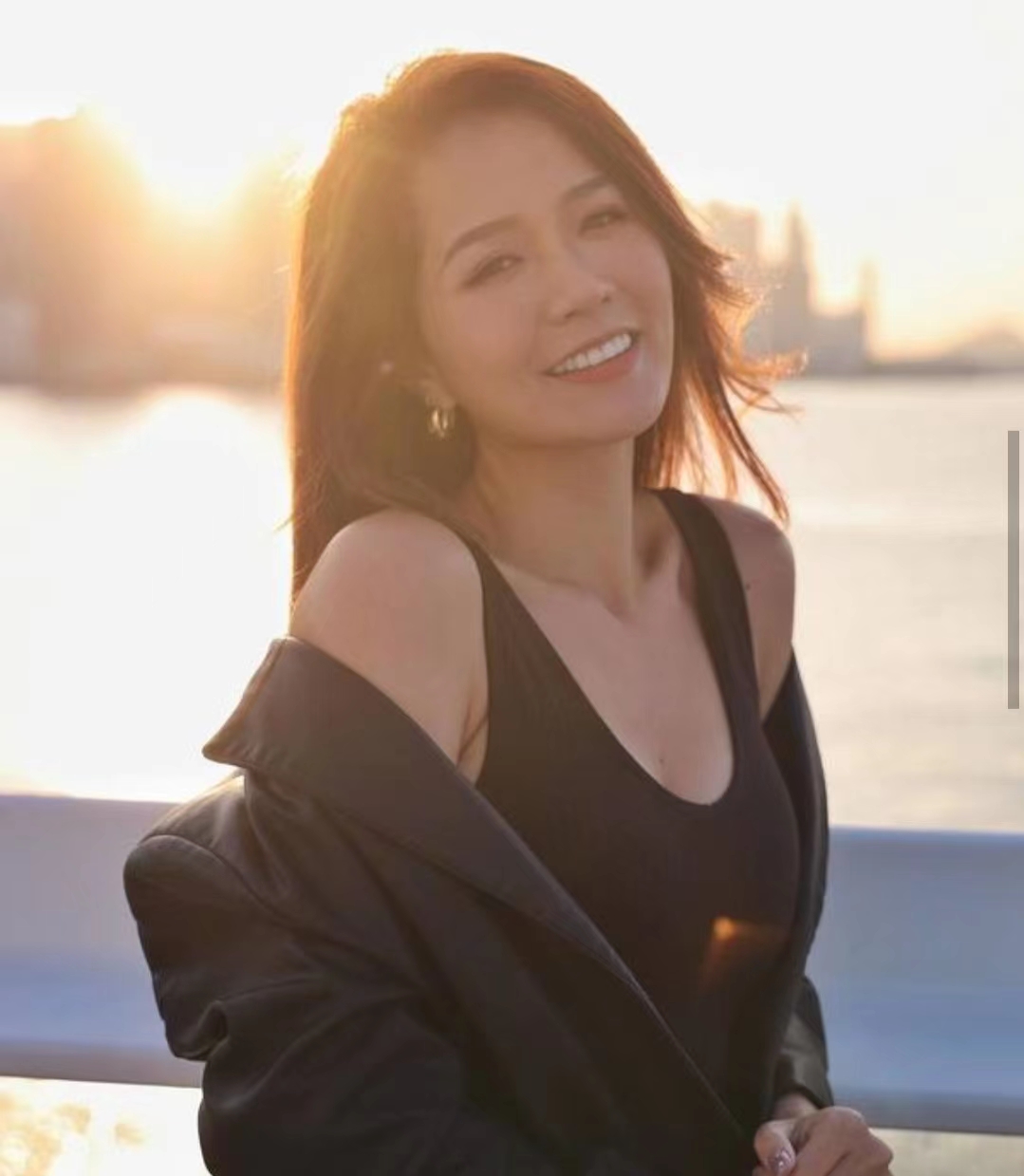 判若两人!tvb美女主持罕见晒素颜照,入行前更曾被建议要去整容