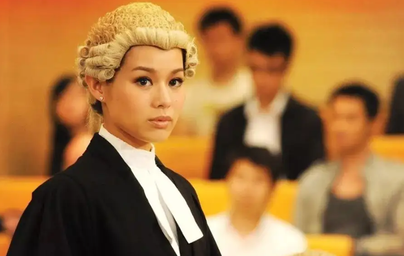 闫妮的“大妈味”、赵丽颖的“土气”，这8位女星，如今判若两人