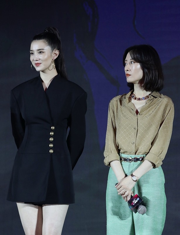 宋佳和刘敏涛都是40多岁了，同样穿商务风的服装，气质相差不小