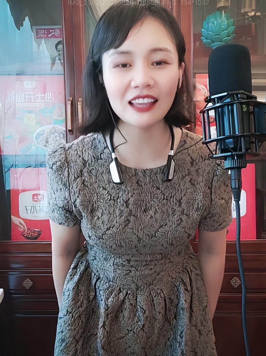 新发型亮相(军旅歌手袁庆新发型亮相,颜值惊艳显冻龄,深情献唱泪洒