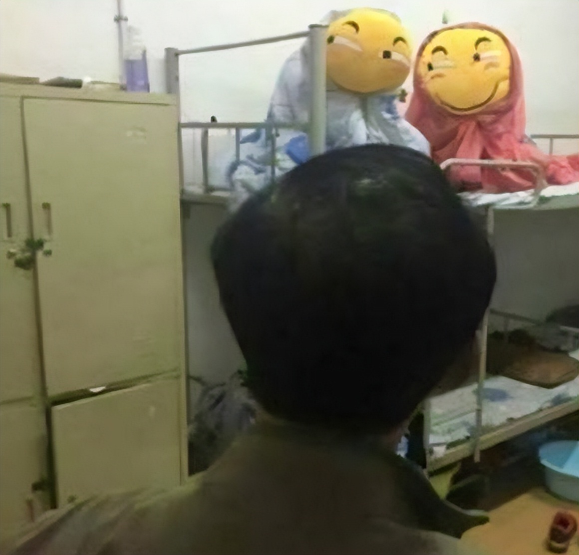 大学老师查寝就像开盲盒，违禁品层出不穷，男生寝室还有“水床”