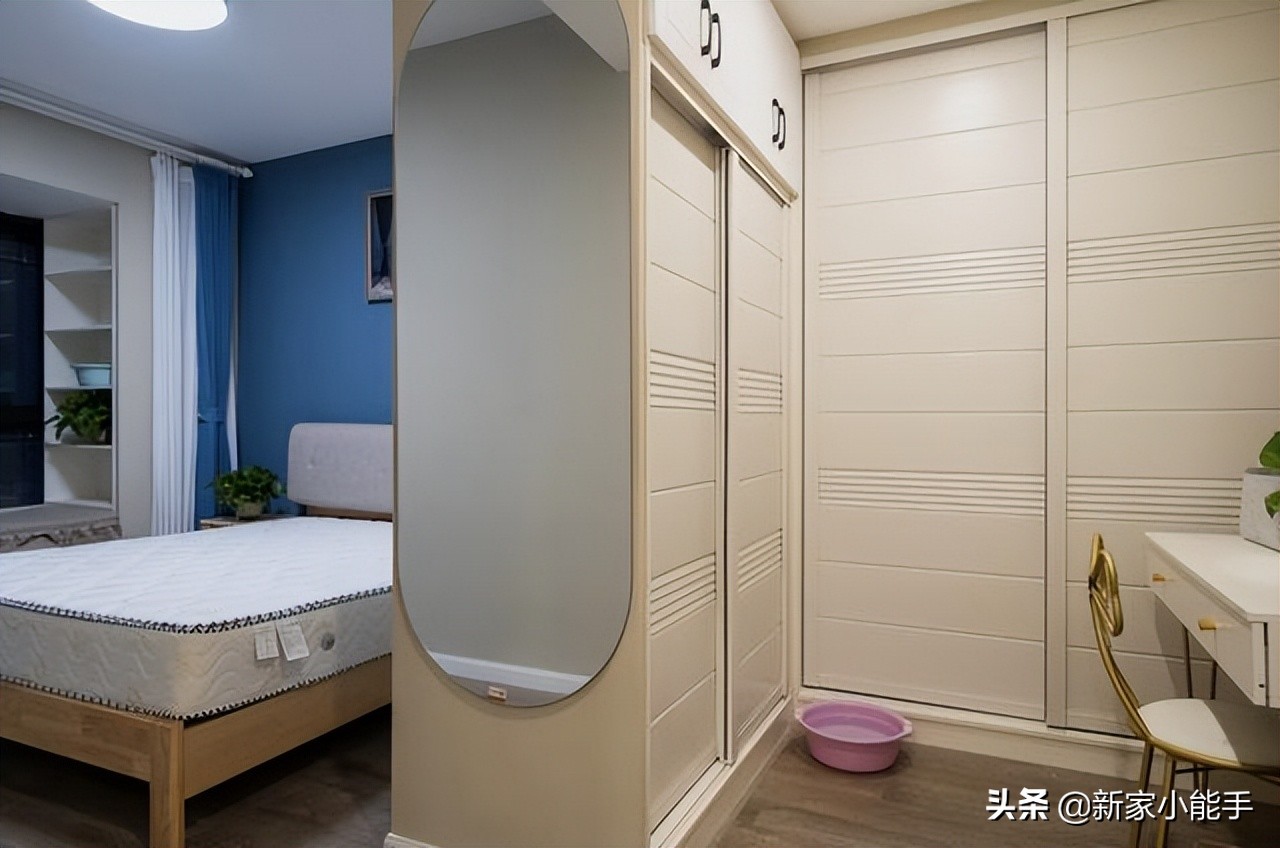 她家97平原木风小三房，极简装修不做电视墙，好看又显得有品位