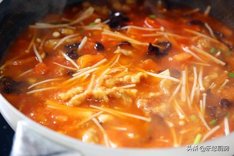 酸汤小酥肉，热热乎乎煮一锅，酸爽开胃，拌米饭能吃两碗