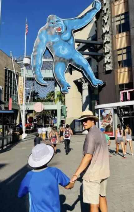 李秉宪和儿子同游美国