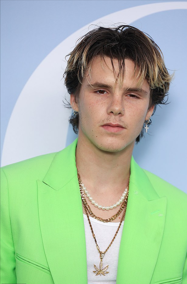 小贝带17岁小儿子闪耀迪奥大秀！克鲁兹穿绿西装好帅，真不输老爸