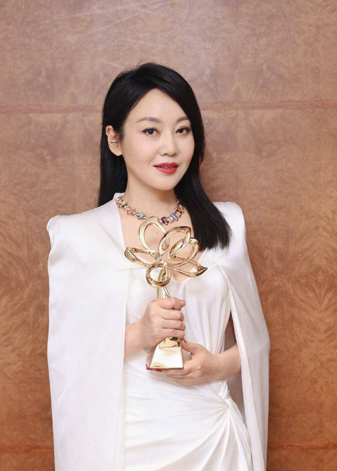 邹伟与闫妮离婚19年,他再婚生子,她却沉迷姐弟恋至今未婚