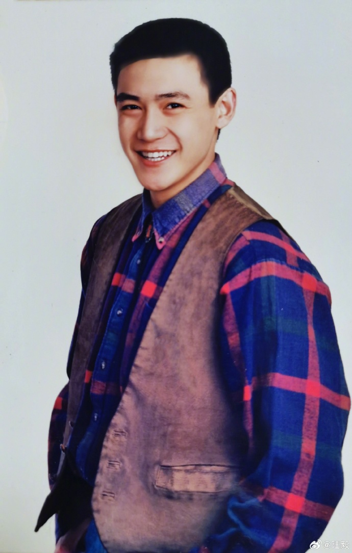 陆毅微博晒14岁18岁的自己:年轻时候会迷茫但不要迷失