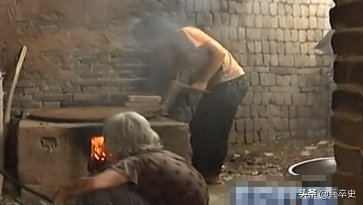 2010年，河南18岁少女“工地”搬水泥赚学费，家里穷的盐都买不起