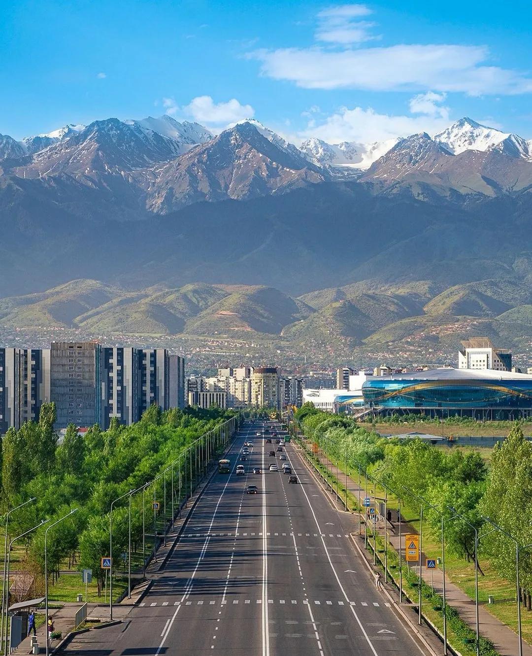 两国有多个陆路口岸联系,如阿拉山口口岸,霍尔果斯口岸,巴克图口岸