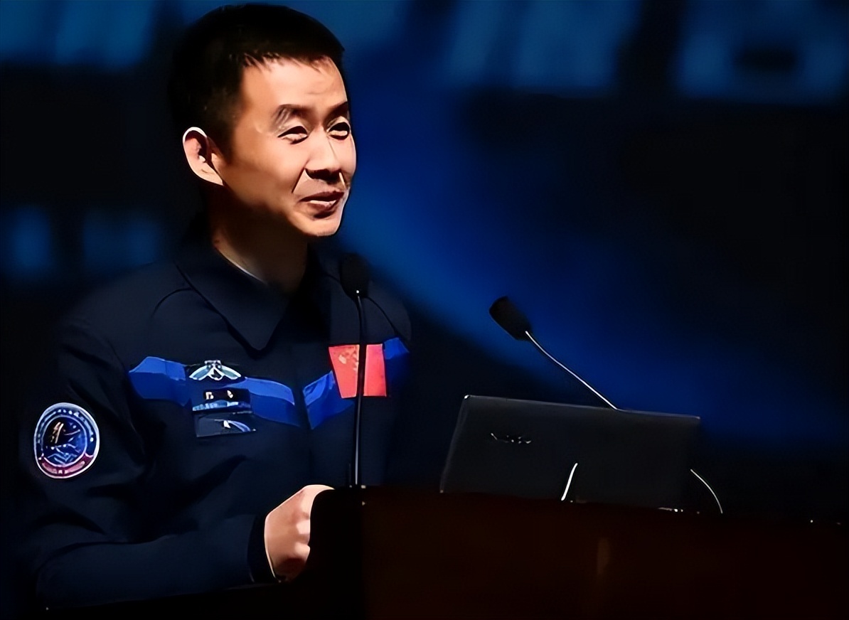 航天员陈冬:封闭训练6年,老师登报寻找,与妻子生下双胞胎男孩