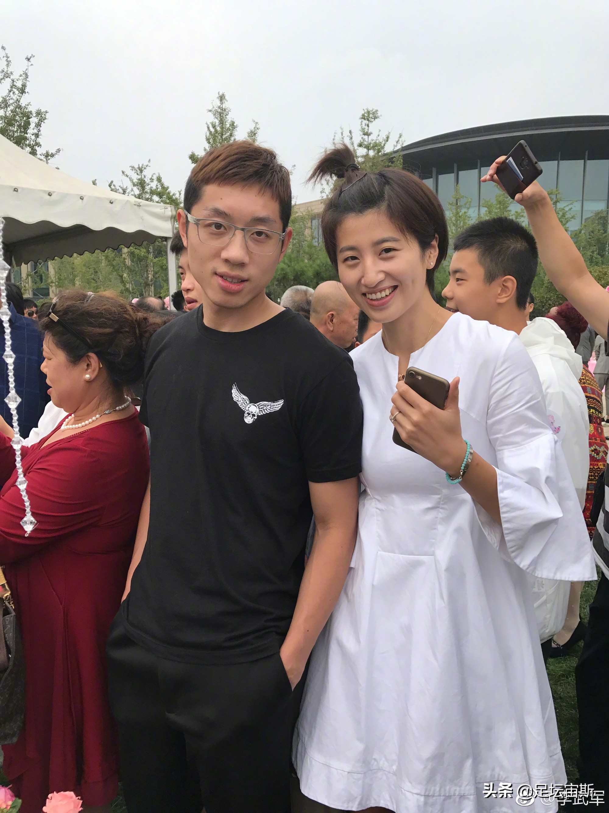 许昕老婆比许昕大几岁（许昕携漂亮媳妇拜年，手拿糖葫芦！姚彦笑容甜美，子女双全太幸福）-华海博客