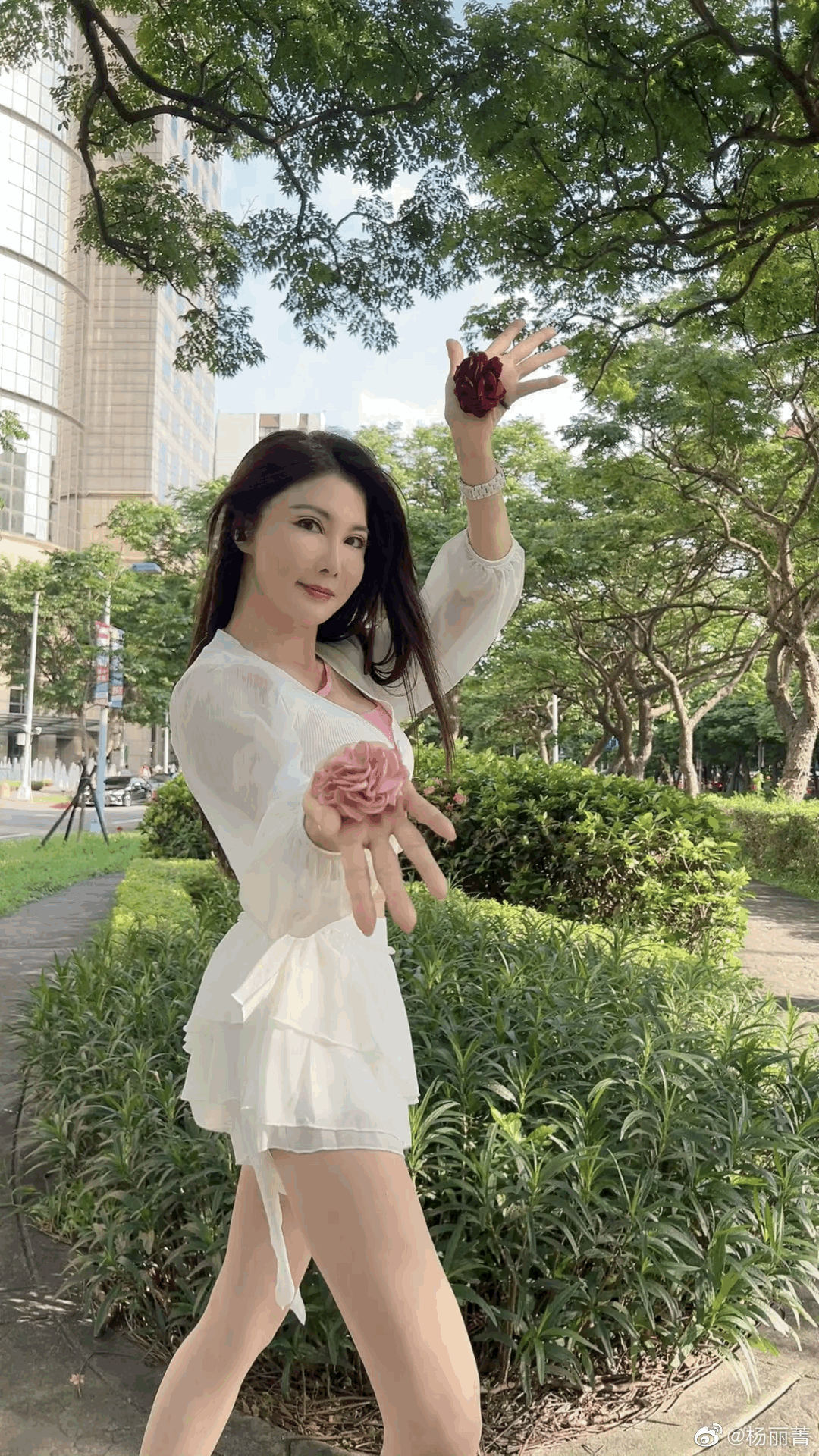 杨丽菁晒与翁虹合影,网友:杨丽菁脸是雕塑么?医美过度有点恐怖