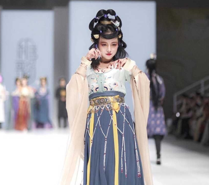 主播洛丽塔大哥转行COSER 混得风生水起-哪边嗨