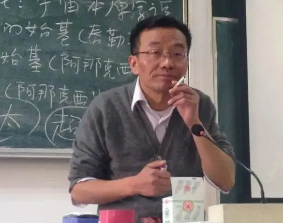 复旦教授上课吸烟不断，却备受学生追捧，宁可吸二手烟也要听课