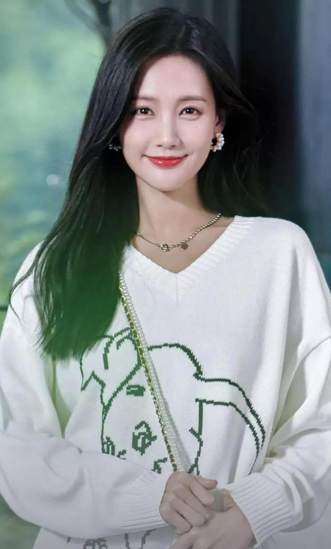 手机桌面，明星许龄月、鞠婧祎、李一桐和孙晓伦