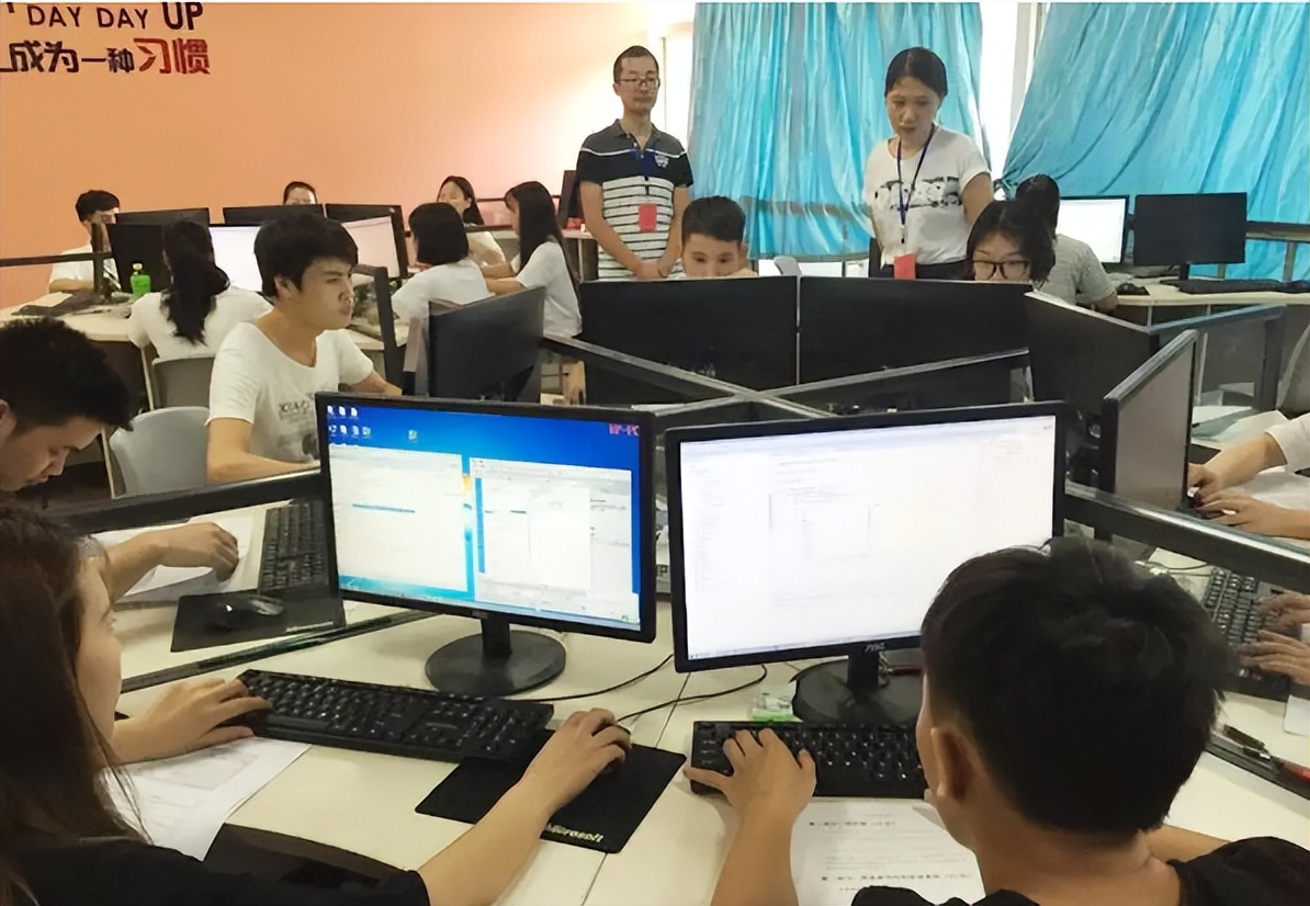 大学生考公热度不减，有些专业却很难上岸，学生提前了解别踩坑