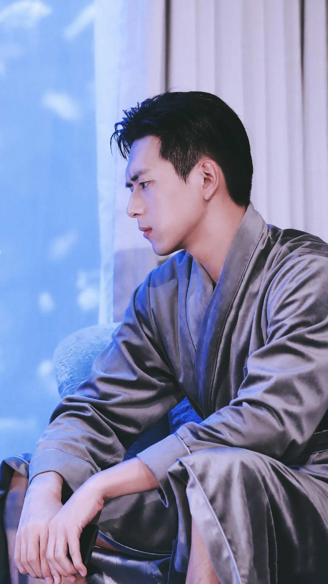 李现 演员 明星 帅哥 腹肌 竖屏壁纸