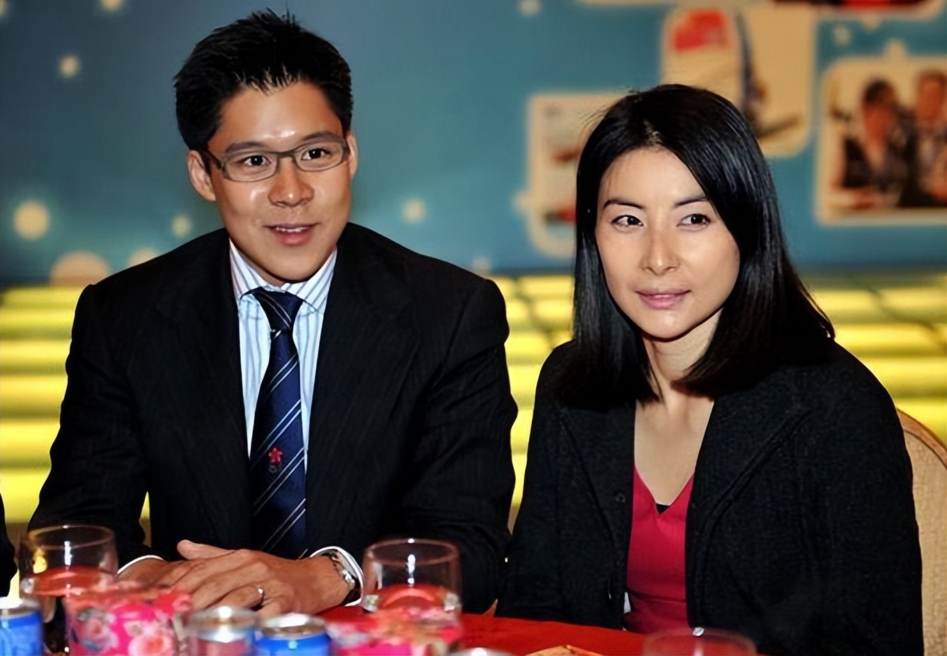 霍启刚弟弟看球赛,兴奋跳舞紧搂女友人,曾恋上章子怡39岁仍未婚