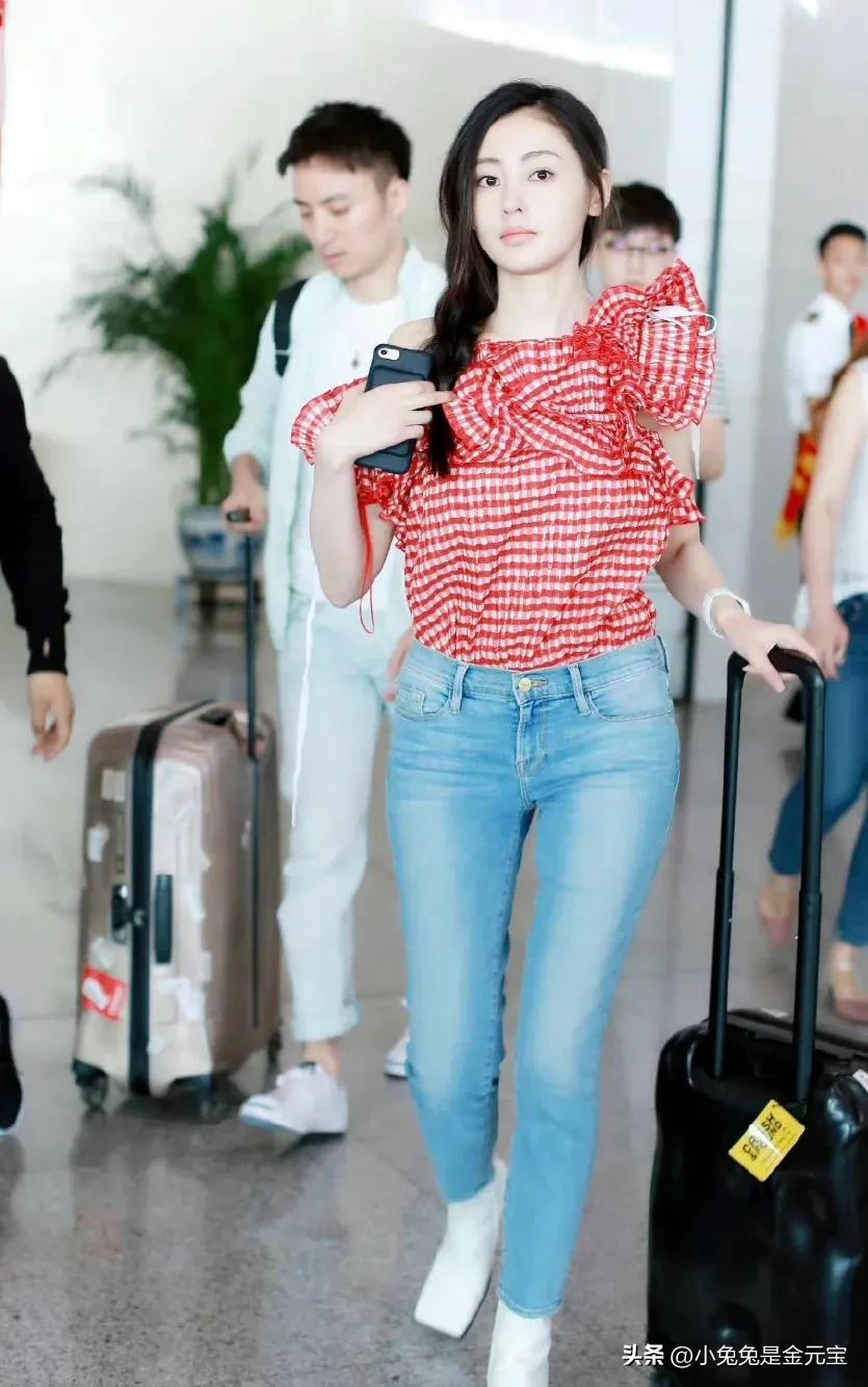 张天爱的机场秀 这件红上衣像花蝴蝶