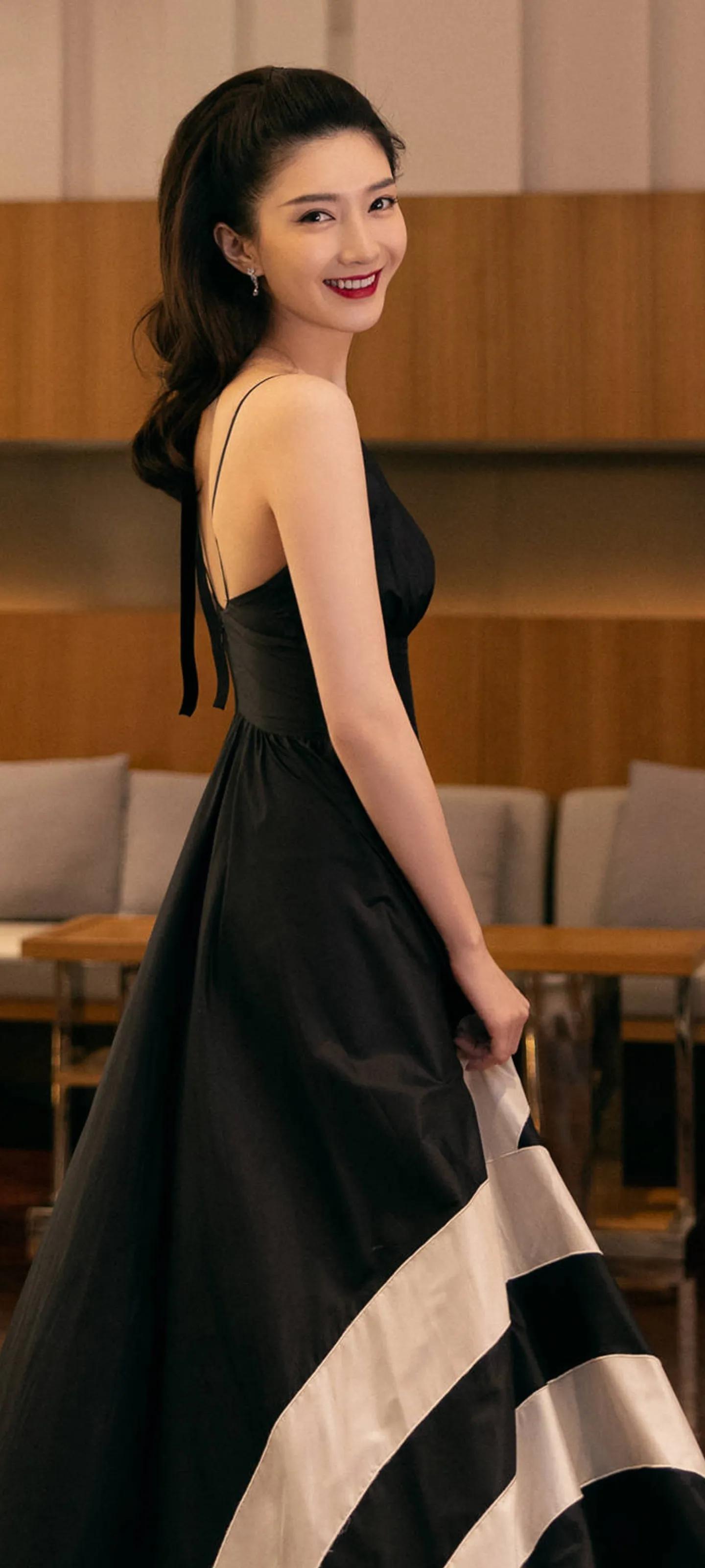 江疏影｜黑色是浪漫是典雅｜美图