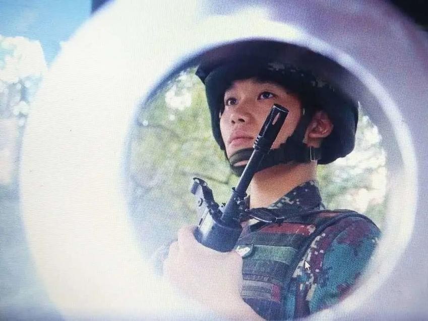 上海男神学霸：服役火箭军，退伍后获多家名企offer，现已签约特斯拉！